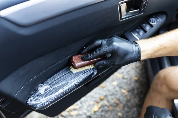 A limpar o interior do carro. Lavagem de estofos na porta do carro . — Fotografia de Stock