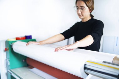 Büyük biçim yazdırma. Yazıcı çizici desteği, yazıcı makineyi çalıştırır