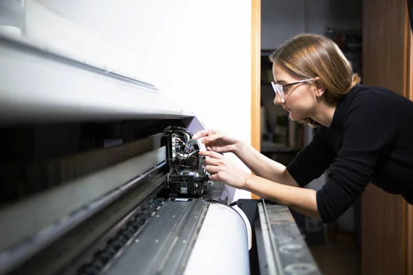 Una tipografia. Il dipendente gestisce la macchina da stampa — Foto Stock