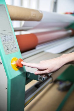 Matbaa. Çalışan matbaayı çalıştırır.