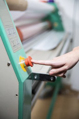 Matbaa. Çalışan matbaayı çalıştırır.