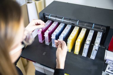 Büyük biçim yazıcısı ve renk çıktısı için mürekkep kartı