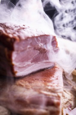 Pastırma şeritleri, taze tütsülenmiş. Ev yapımı, lezzetli sosisler..