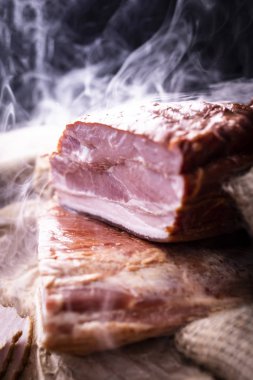 Taze tütsülenmiş pastırma şeritleri. Ev yapımı, lezzetli sosisler..