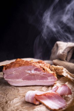 Dilimlenmiş domuz pastırması. Geleneksel, lezzetli sosisler..