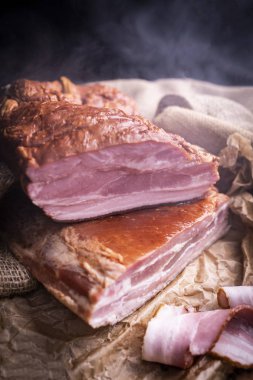 Geleneksel domuz pirzolası. Tütsülenmiş domuz pastırması ve dilimler halinde..