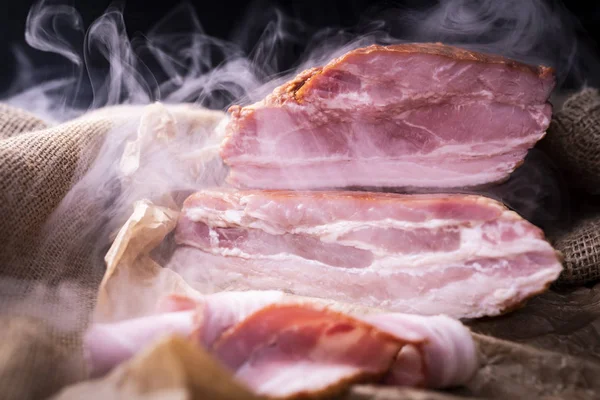 Kırsal bir kompozisyonda tütsülenmiş domuz pastırması. Geleneksel, tütsülenmiş, domuz pirzolası. 