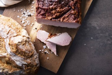 Tütsülenmiş jambon İştah açıcı sosis, metin için alanı olan kompozisyon