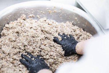 Yiyecek üretimi. Aşçı mantı için dolma hazırlar.