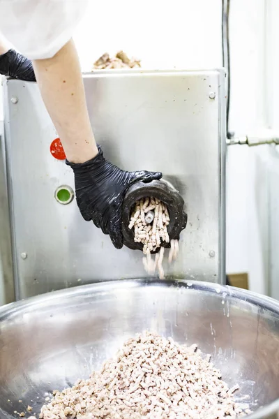 Produzione alimentare. L'operaio della cucina aveva carne per il ripieno di crocchette. — Foto Stock