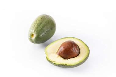 Olgun avokado bileşimi. Bütün avokado meyvesi ve ikiye bölünmüş..