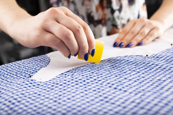 Sewing clothes. Drawing the template on the fabric. — Stock Photo, Image