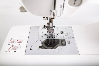 Dikiş makinesi ayağı. Profesyonel modern dikiş makinesi..