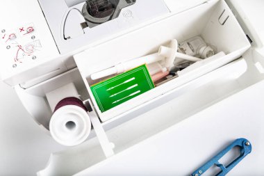 Aksesuar dikiyorum. Dikiş makinesi için gerekli olan aksesuarlar ve bileşenler