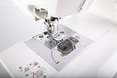 Dikiş makinesi ayağı. Profesyonel modern dikiş makinesi..