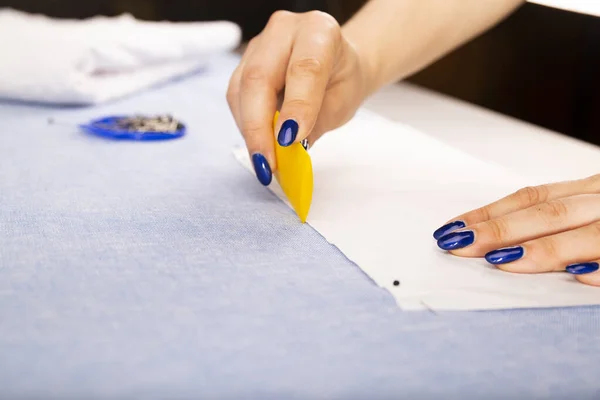 Sewing clothes. Drawing the template on the fabric. — Stock Photo, Image