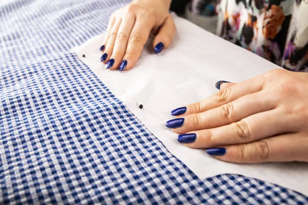 Sewing clothes. Pinning the template with tailor pins to the material — Stock Photo, Image