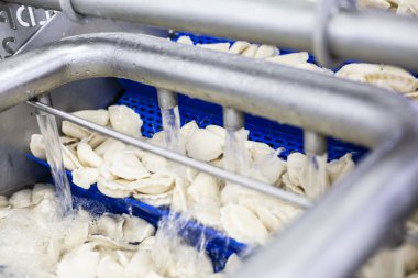 Hamur köftesi fabrikası. Doldurulmuş jambonlu börek kaseti.