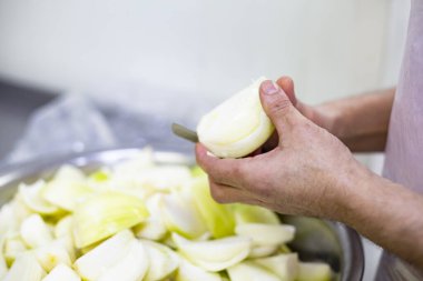  Aşçı soğanı keser. Gıda üretimi, yemek hazırlama aşamaları.