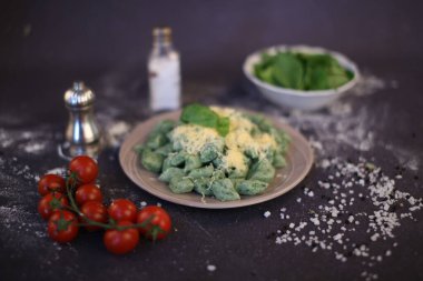 Yeşil ıspanaklı erişte. Koyu bir arkaplanda kompozisyon
