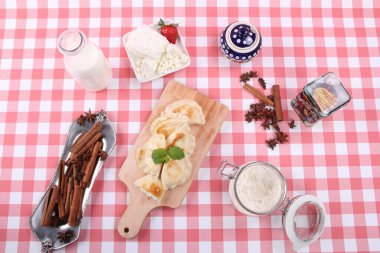 Peynirli ve meyveli börek. Peynir ve mevsimlik meyvelerle doldurulmuş ev yapımı iştah açıcı hamur tatlısı.. .