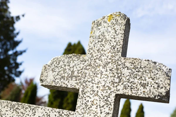 Vieille pierre tombale en terrazzo dans un cimetière chrétien. Pierre tombale avec une croix partiellement endommagée. Toussaint . — Photo