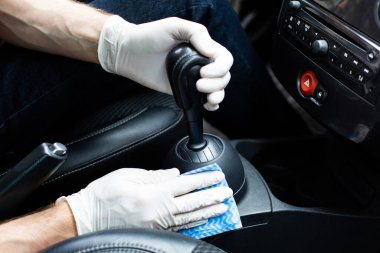 Adam arabanın içini temizliyor. Otomatik temizleme.