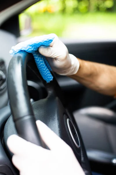 Limpiando un volante, de cerca. Detalle automático. Limpieza interior del coche . —  Fotos de Stock