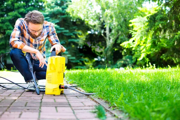 Joven Trabaja Jardín Usando Una Lavadora Alta Presión Compacta Amarilla — Foto de Stock