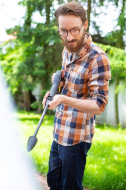 Bahçede yüksek basınçlı çamaşır makinesiyle..