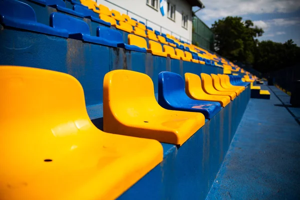 Gekleurde Plastic Stoelen Het Lokale Voetbal Voetbalstadion Tribunes Tribunes Het — Stockfoto