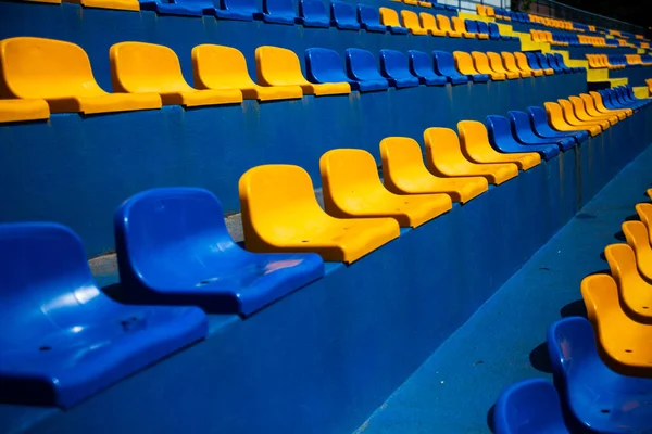 Кілька Рядів Пластикових Синіх Жовтих Місць Місцевому Футбольному Стадіоні Грандстоуни — стокове фото