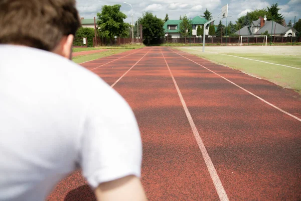 Sprinter Una Posición Inicial Centran Una Pista Atletismo Estadio Rojo — Foto de Stock