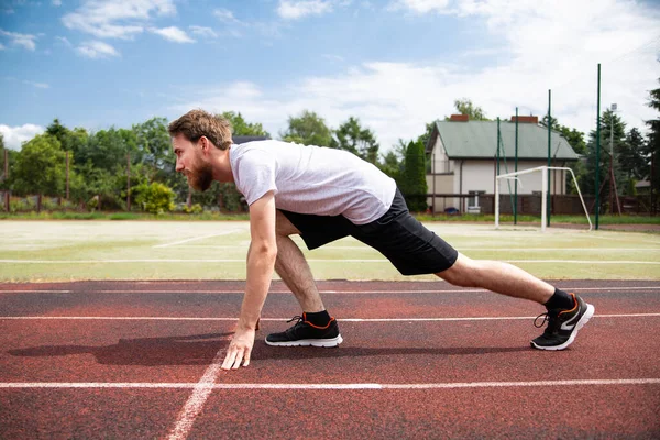 달리기 선수가 경기장달리기 트랙에서 훈련을 모습도 수있다 순회구에 — 스톡 사진