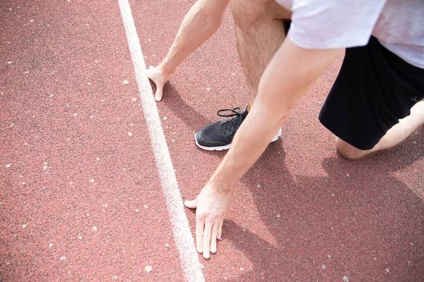 Sprinter Startovní Pozici Tréninku Červeném Stadionu Běžecké Trati Detailní Záběr — Stock fotografie