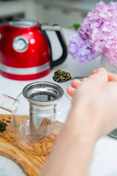 Art Brewing Perfect Loose Tea Putting Dried Tea Leaves Teaspoon — Stock Photo, Image