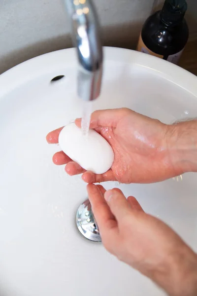 Vista Superior Lavarse Las Manos Masculinas Con Jabón Elegante Lavabo — Foto de Stock