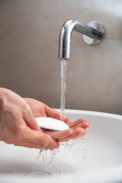 Lavarse Las Manos Con Jabón Lavabo Baño Elegante Cerca Procedimiento — Foto de Stock