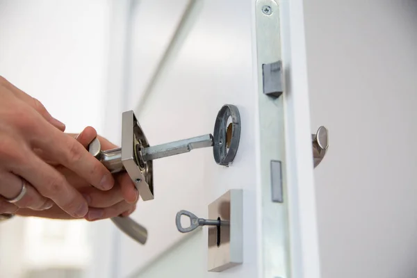 Mango Metal Roto Una Puerta Madera Durante Reparación Por Manitas — Foto de Stock