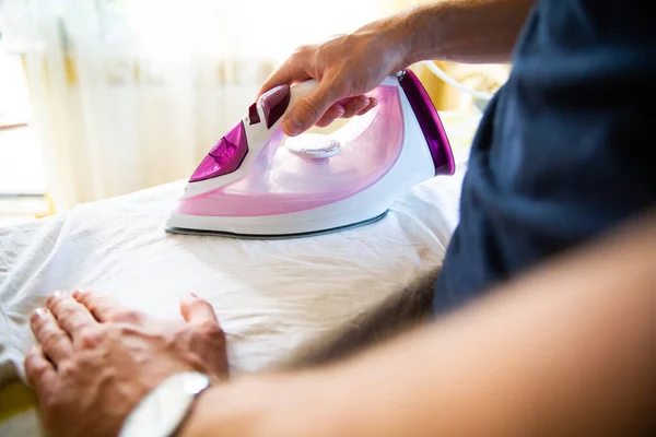 Hombre Planchando Ropa Una Tabla Planchar Con Una Moderna Plancha — Foto de Stock