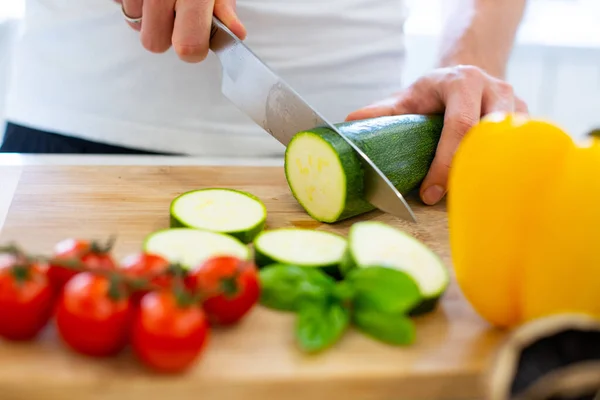Cortar Verduras Una Tabla Cortar Madera Para Una Comida Ensalada — Foto de Stock