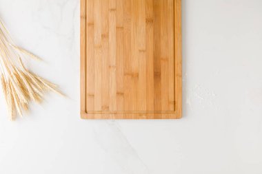 Tahta, buğday ve un ile mermer bir masanın üst görünümü metin için boşluk (4))