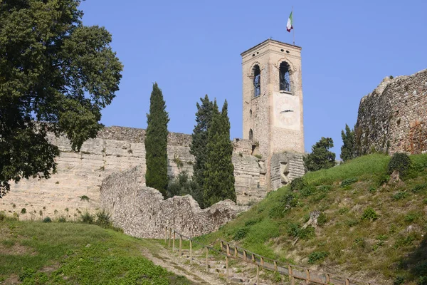 Der Glockenturm Und Die Mauern Des Dorfes Cavriana Lombardei Italien — Stockfoto