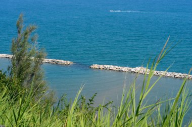 Sahile yakın köy, Fiorenzuola Di Focara merkezinde, İtalya, 06-08-15