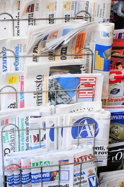 Gazeteler, Milan, Lombardy, İtalya, 11-12-12