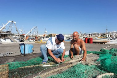 Manfredonia Şehir Limanına Balıkçılar, Puglia, İtalya, 12-07-11