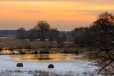 O na tle zachodzcego soca