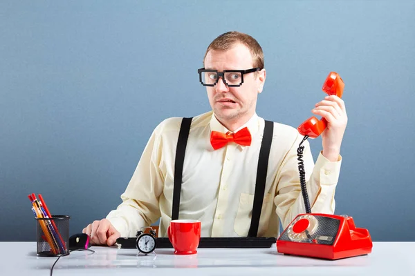 Запутавшийся Молодой Бизнесмен Очках Разговаривает Телефону — стоковое фото