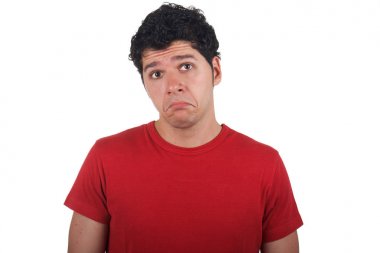 Komik surat yapan korkmuş genç adamın yakınlığı. O kırmızı gömlek giyiyor ve o beyaz arka plan üzerinde izole