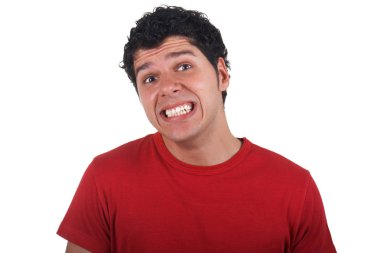 Beyaz arka plan üzerinde izole komik yüz yapan genç adam yakın çekim